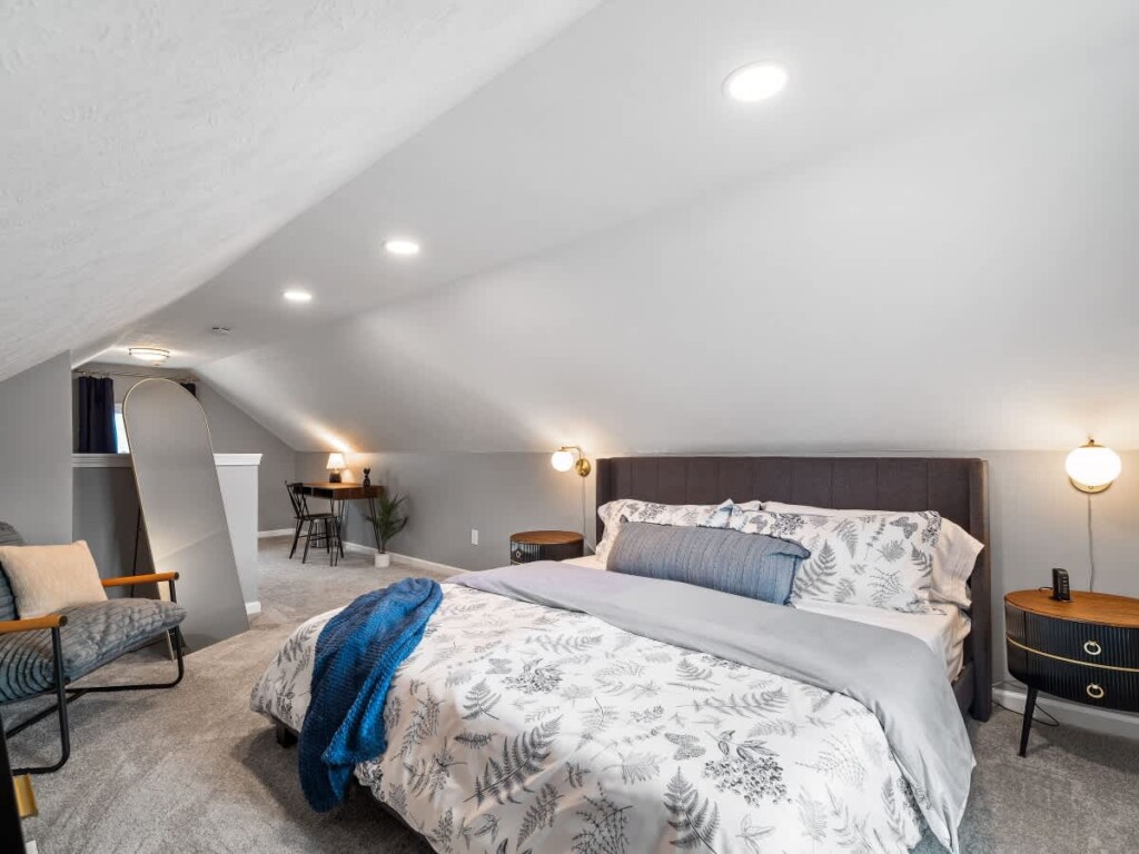 378ad6bb dce4 4a 7Essl.jpg