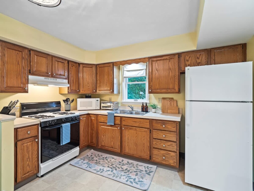 3ef111a0 00ac 44 6ebtn.jpg