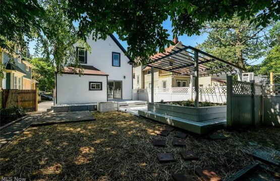 9838f306 5814 43 WeJr4.jpg