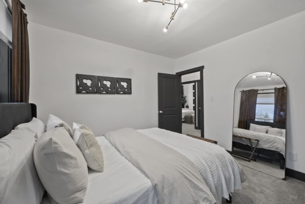 c8fb545f e22e 4c EAOy .jpg