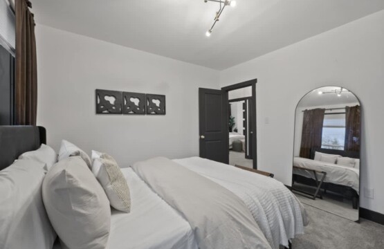 c8fb545f e22e 4c EAOy .jpg