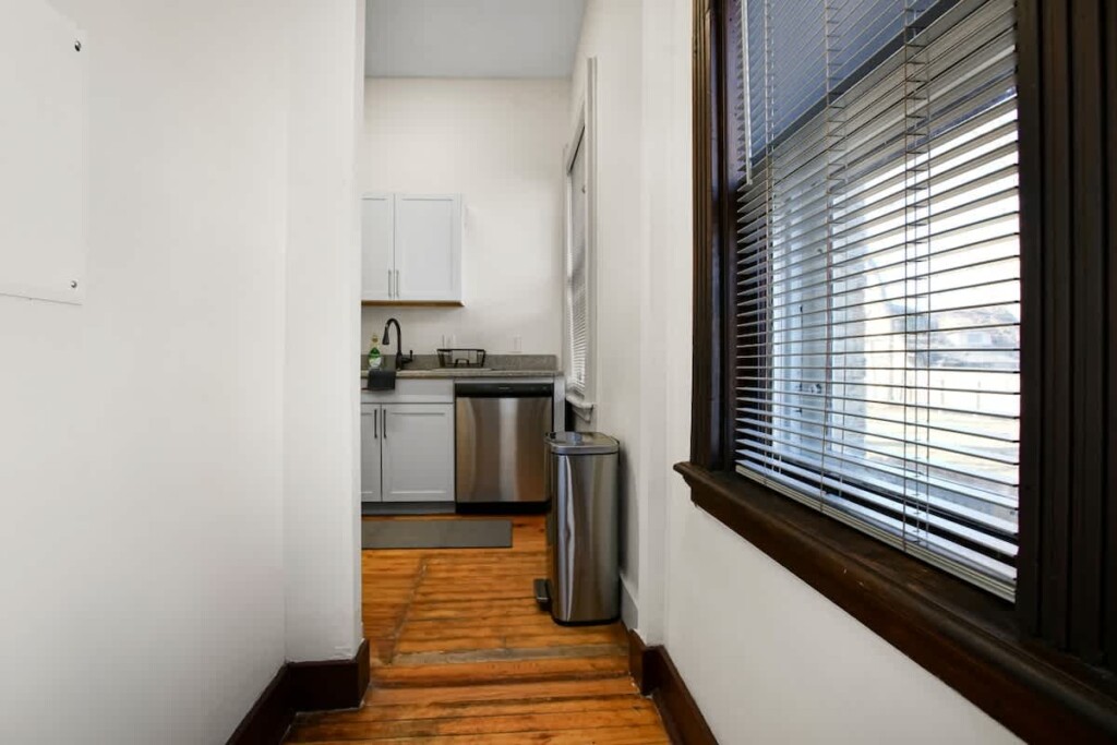 ea8fa202 eaa0 4e rPuhl.jpg