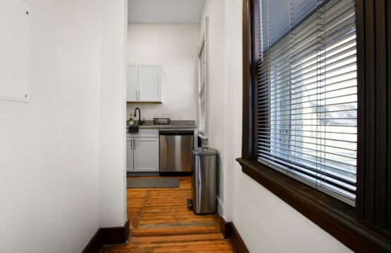 ea8fa202 eaa0 4e rPuhl.jpg