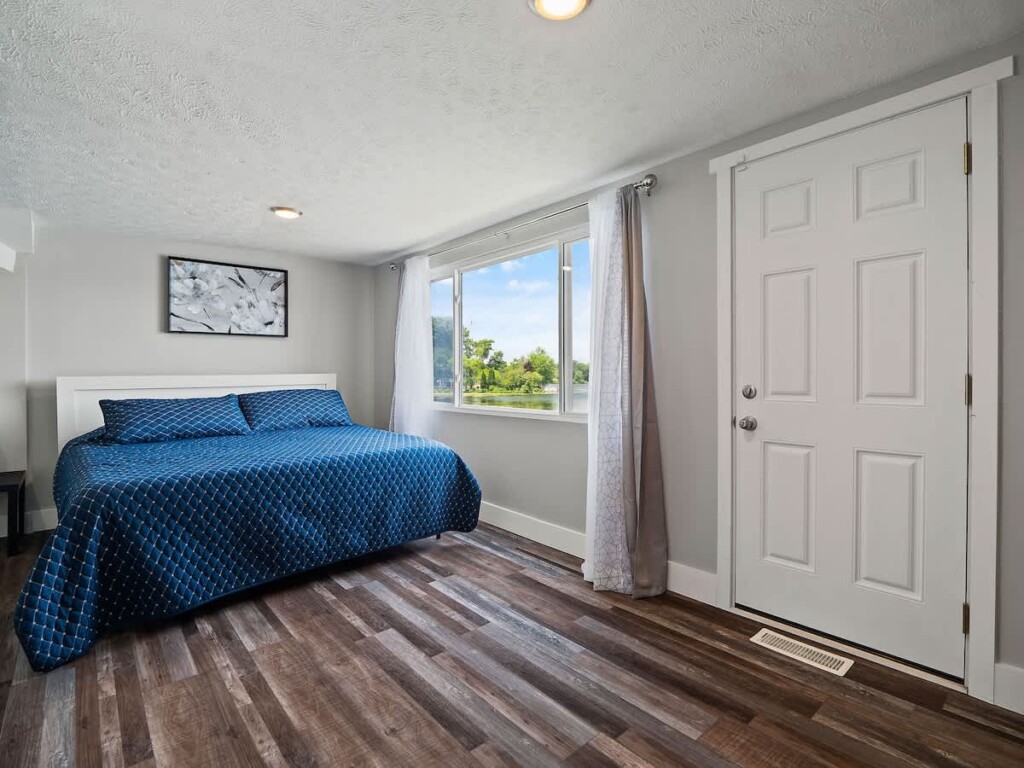 1e7ea698 f59d 44 r EZq