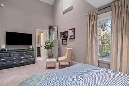 2093d738 f811 4a V1M76