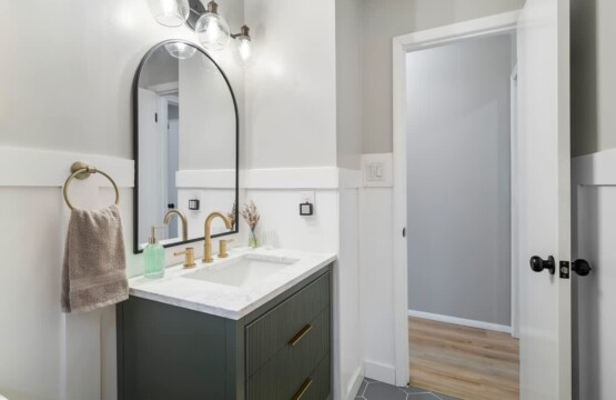 d7e7d238 eaea 4c 0YqBC