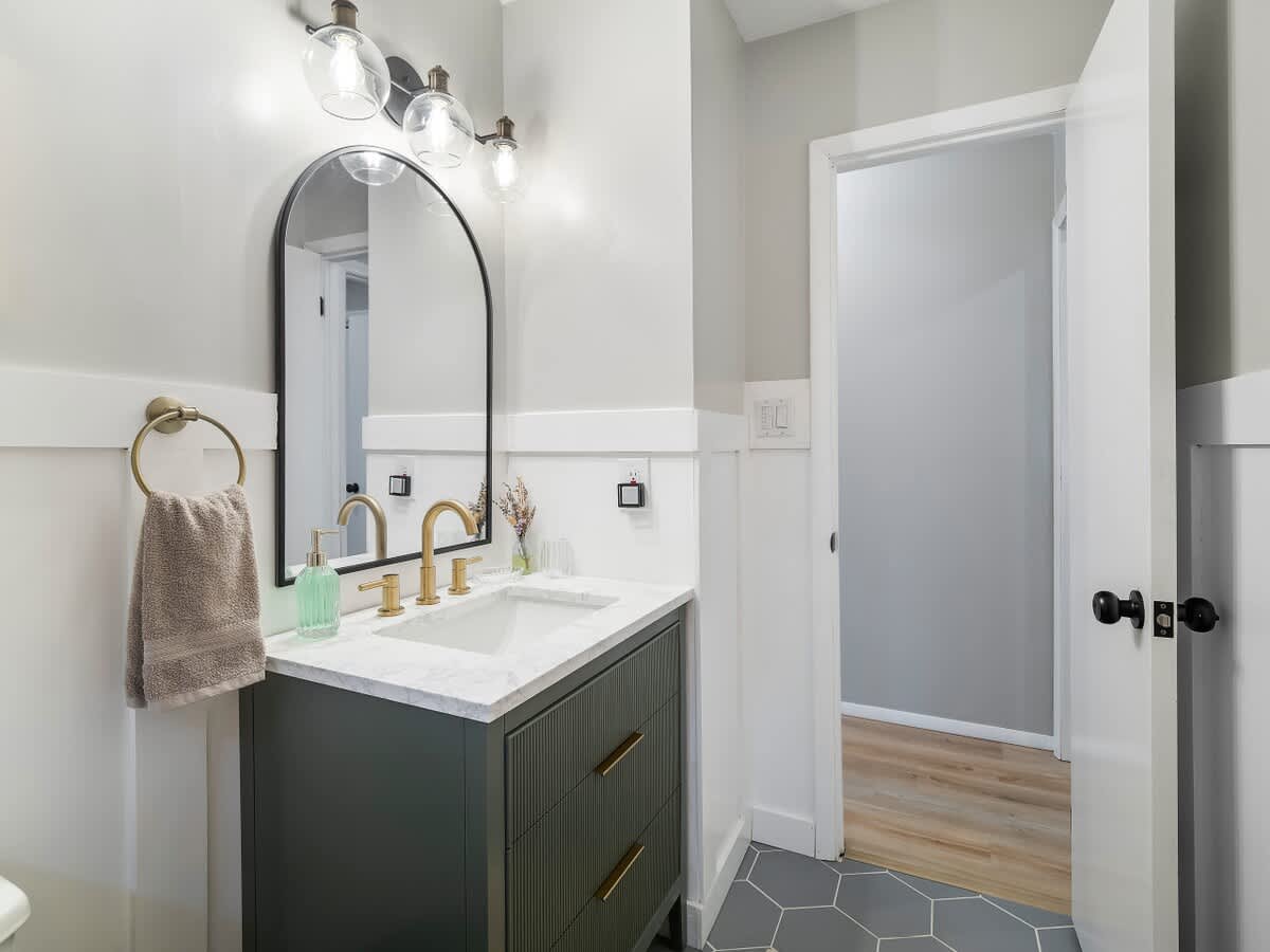 d7e7d238 eaea 4c 0YqBC