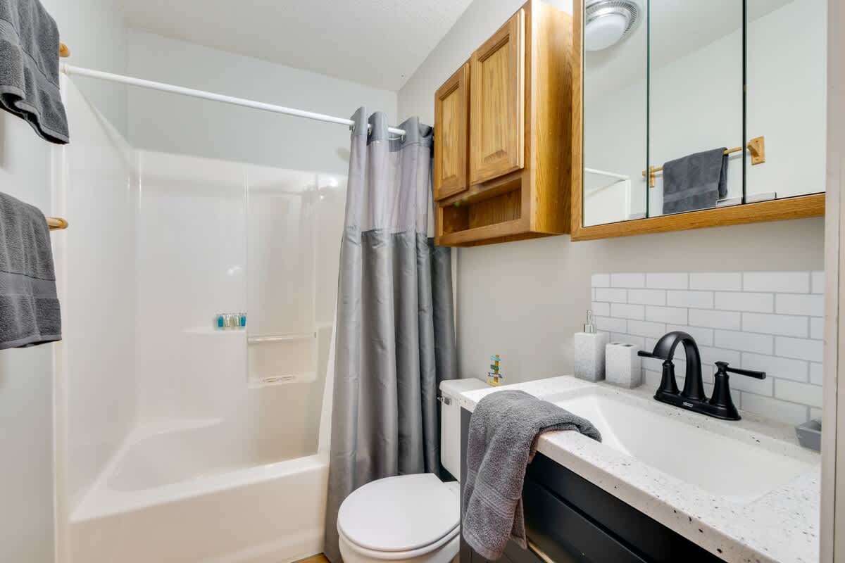 dace06cb 648c 4d 8oGBY