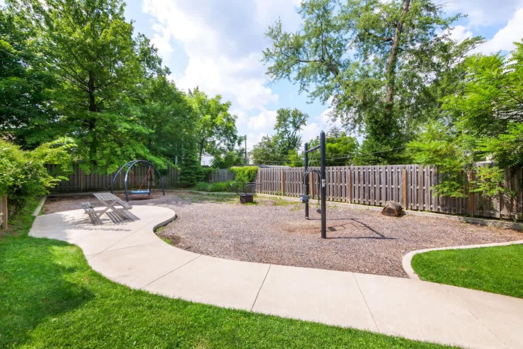 debc092a 3a17 42 qqNHT